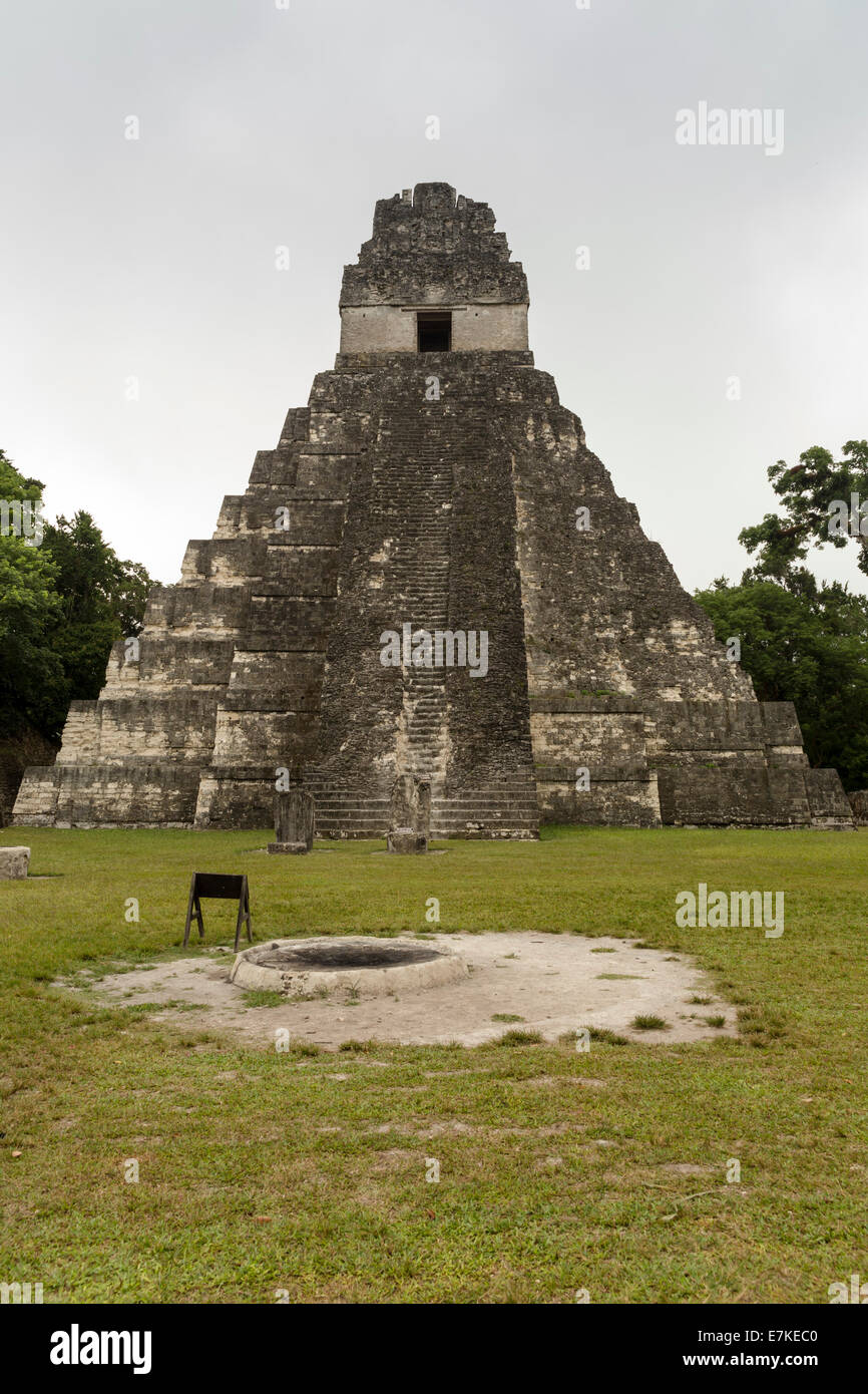 Tempio 1 (Jaguar tempio) Grande Plaza, il Parco Nazionale di Tikal, El Petén, Guatemala Foto Stock