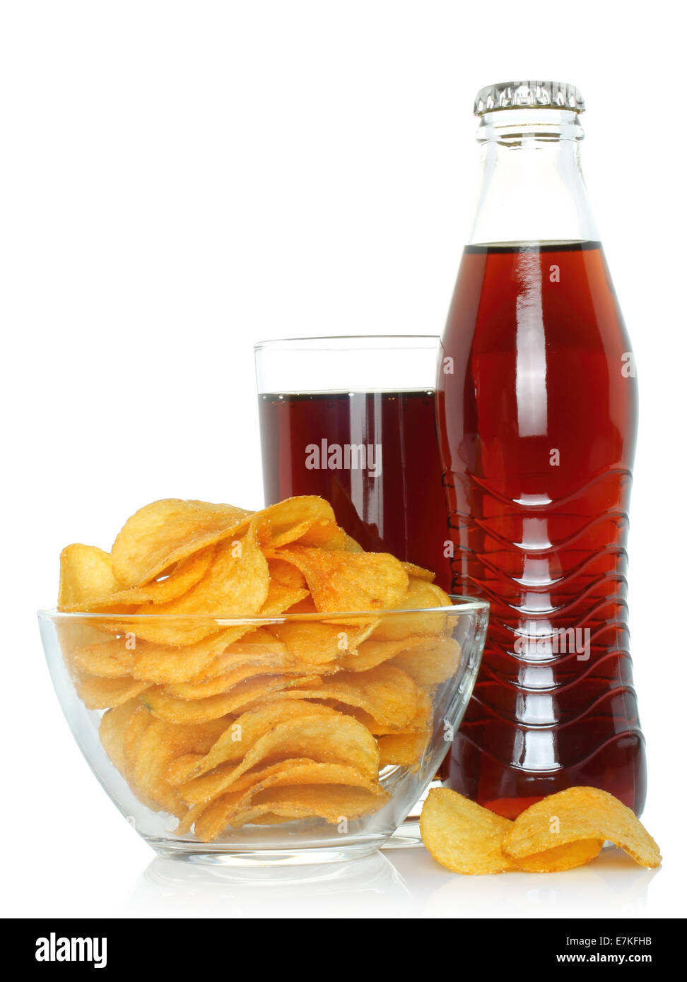 Bottiglia e bicchiere di cola con patatine su sfondo bianco Foto Stock