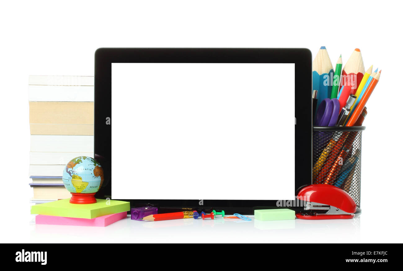 Tablet PC con la scuola forniture per ufficio su sfondo bianco Foto Stock