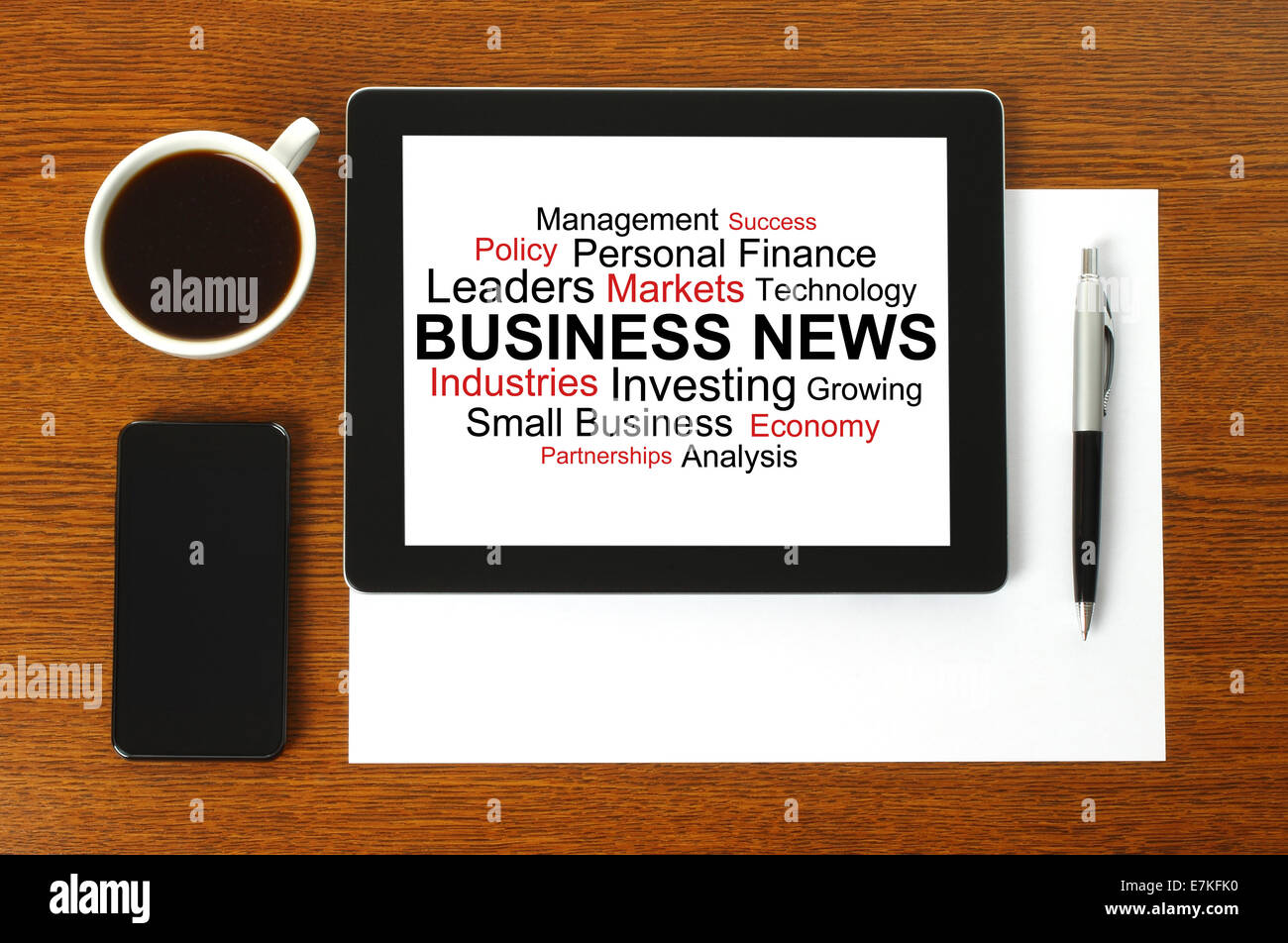 Tablet PC con business news, smart phone, carta, penna e la tazza di caffè su sfondo di legno Foto Stock