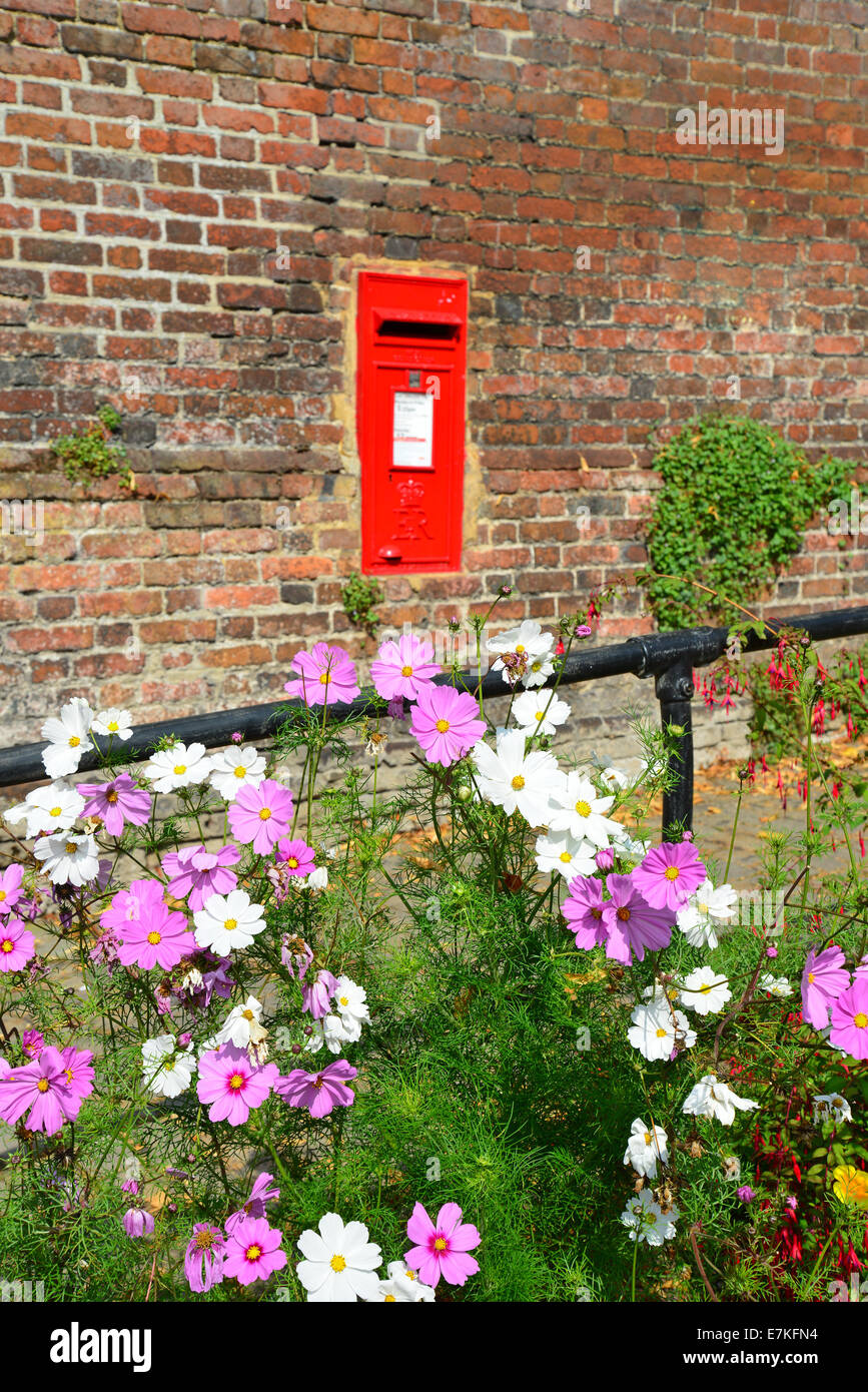 Casella di posta sul muro, Church Street, Chesham, Buckinghamshire, Inghilterra, Regno Unito Foto Stock