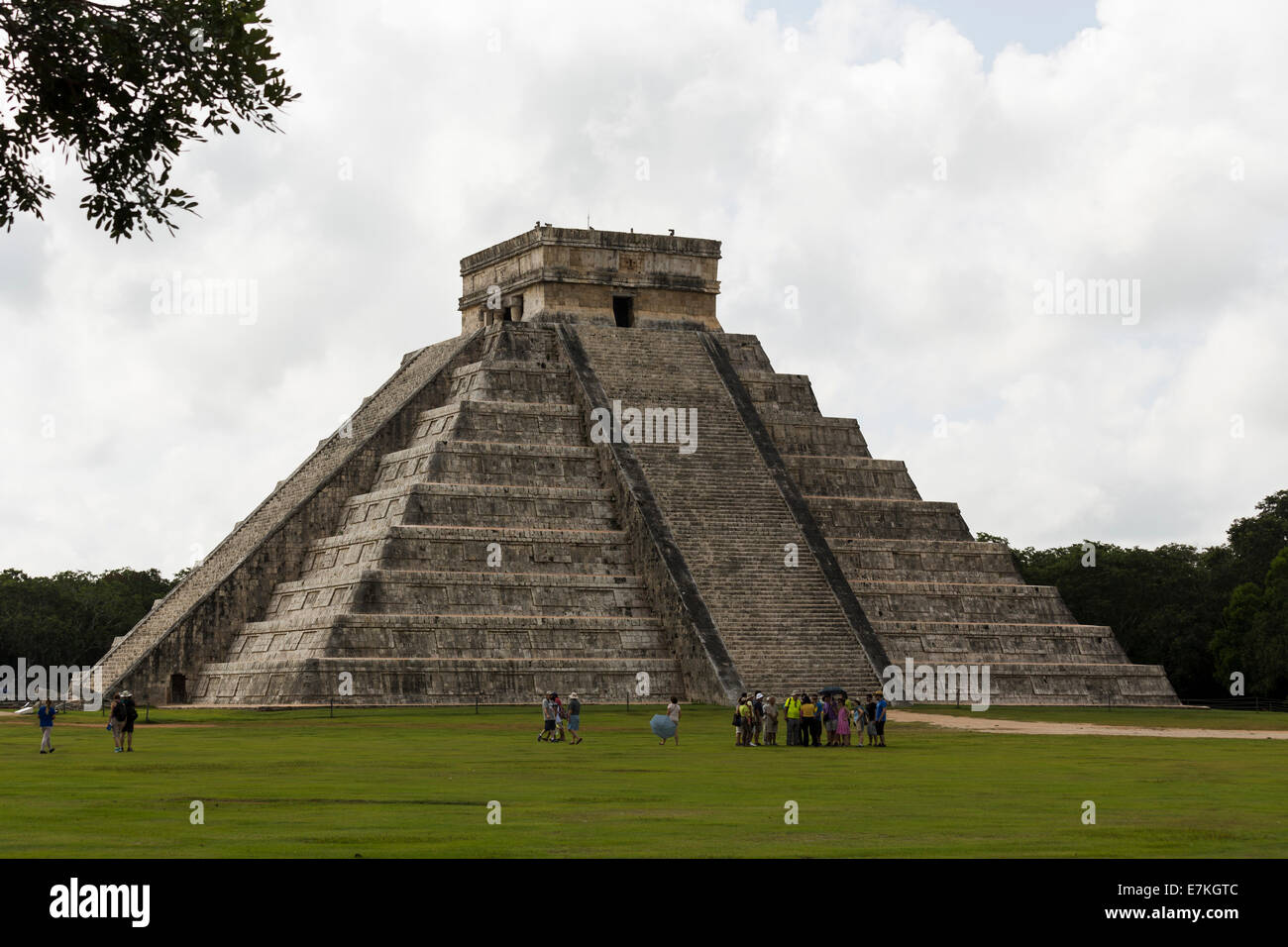 I turisti che visitano la Piramide di Kukulkan (El Castillo) Chichén Itzá, Messico Foto Stock