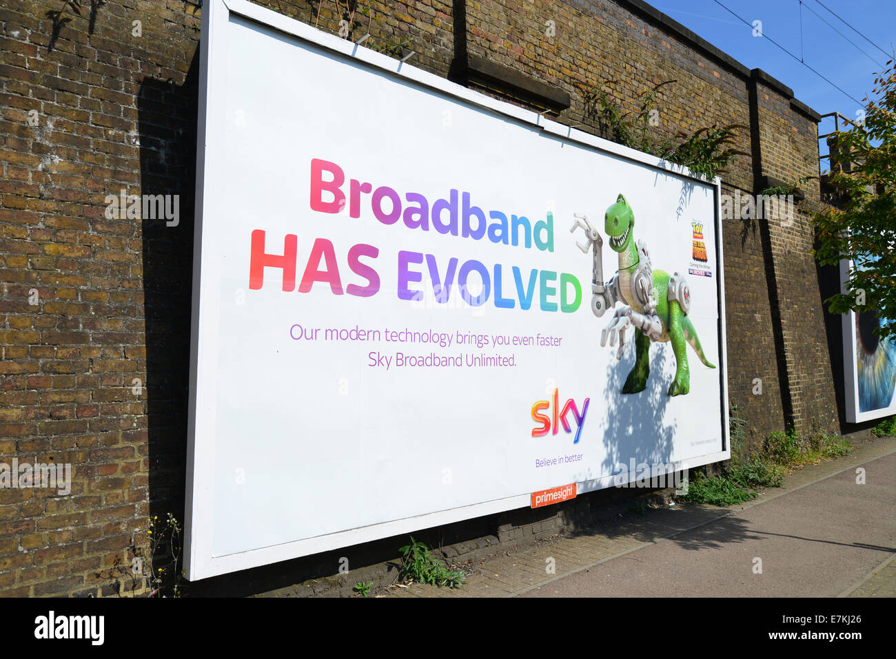 Banda larga Sky pubblicità Affissioni, Station Road, Berkhamsted, Hertfordshire, England, Regno Unito Foto Stock