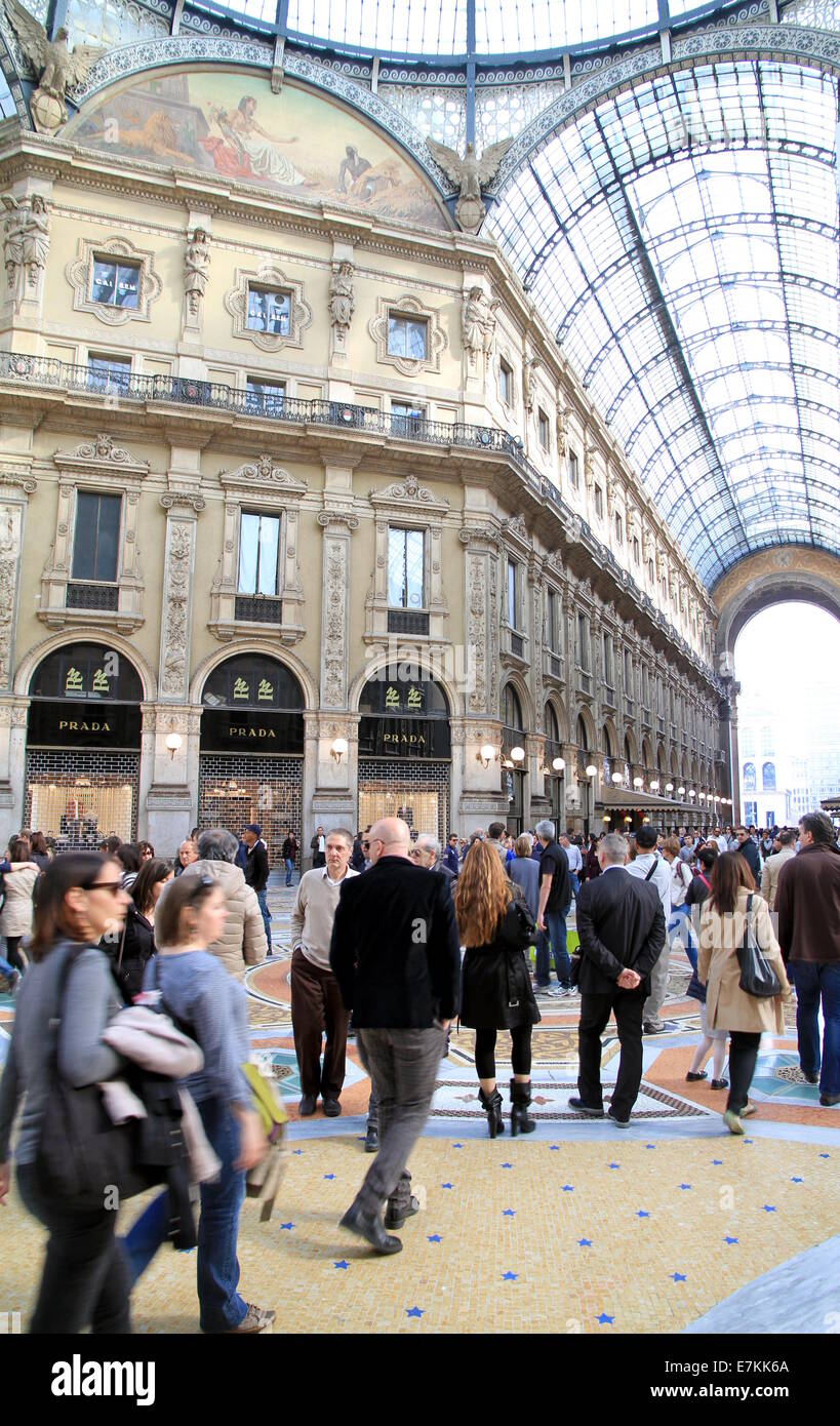 La gente in Galleria Vittorio Emanuele inn milano, Italia Foto Stock