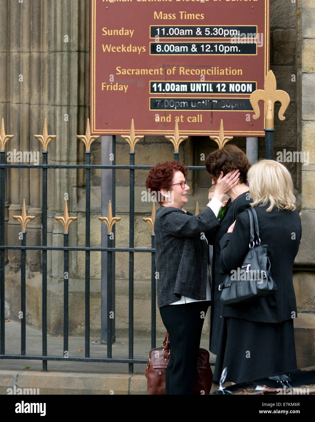 Salford, Regno Unito xx Settembre 2014 Ex Salford MP Hazel Blears consola la vedova di Jim Dobbin presso il St John's Cattedrale cattolica romana in Salford prima della Messa esequiale. Jim Dobbin, che è nato il 26/05/1941 morì il 7 settembre mentre su un consiglio d'Europa viaggio in Polonia. Jim era il lavoro MP per Heywood e Middleton, il funerale di Jim Dobbin MP Salford, UK Credit: Giovanni friggitrice/Alamy Live News Foto Stock