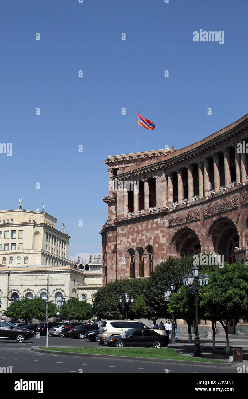 La bandiera armena vola sopra i principali edifici governativi nel centro di Yerevan, Armenia Foto Stock
