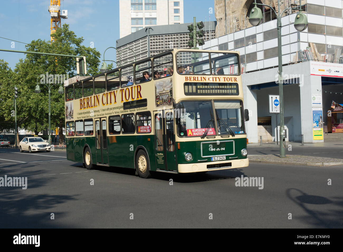 Un bus turistico si muove lungo il Kurfürstendamm di Berlino Foto Stock