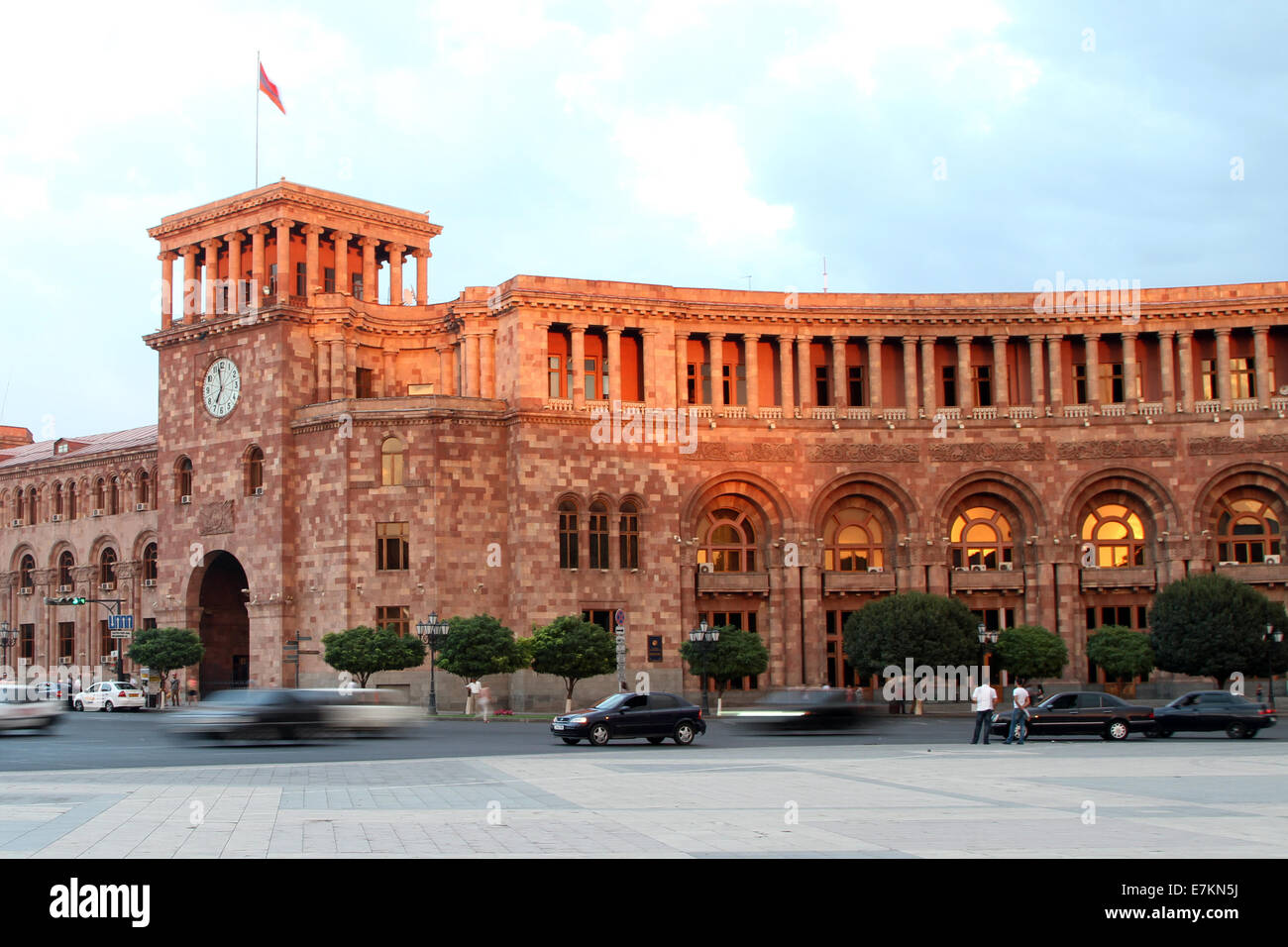 Riprese di traffico passato dei principali edifici governativi in Piazza della Repubblica, Yerevan. Foto Stock