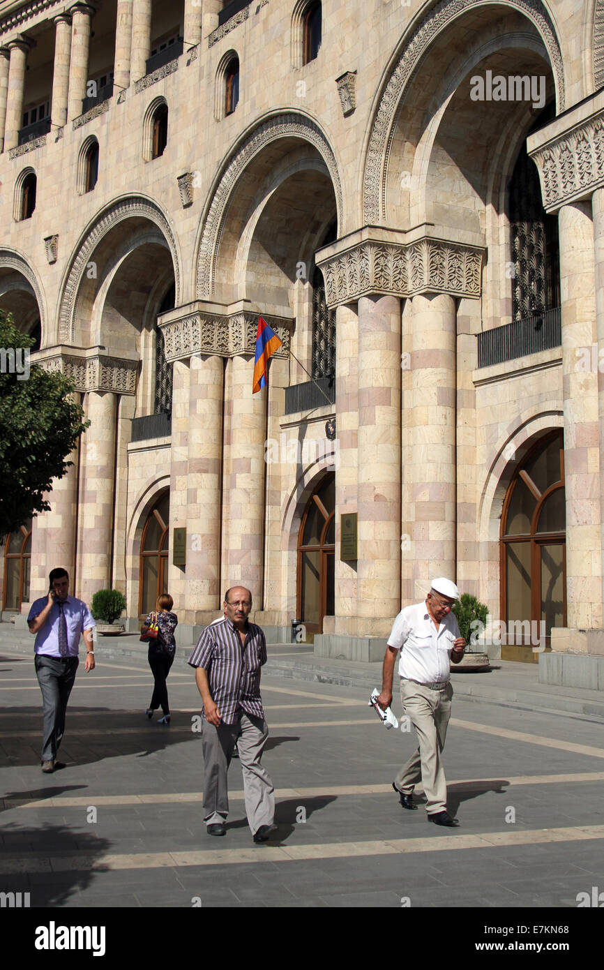I pedoni a piedi passato l'ingresso al Ministero degli Affari Esteri nel centro di Yerevan, Armenia, lunedì 15 settembre Foto Stock