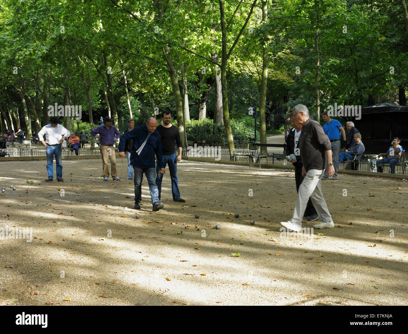 Gli uomini a giocare a bocce (Petanque) nel Jardin du Luxembourg, Parigi. Foto Stock