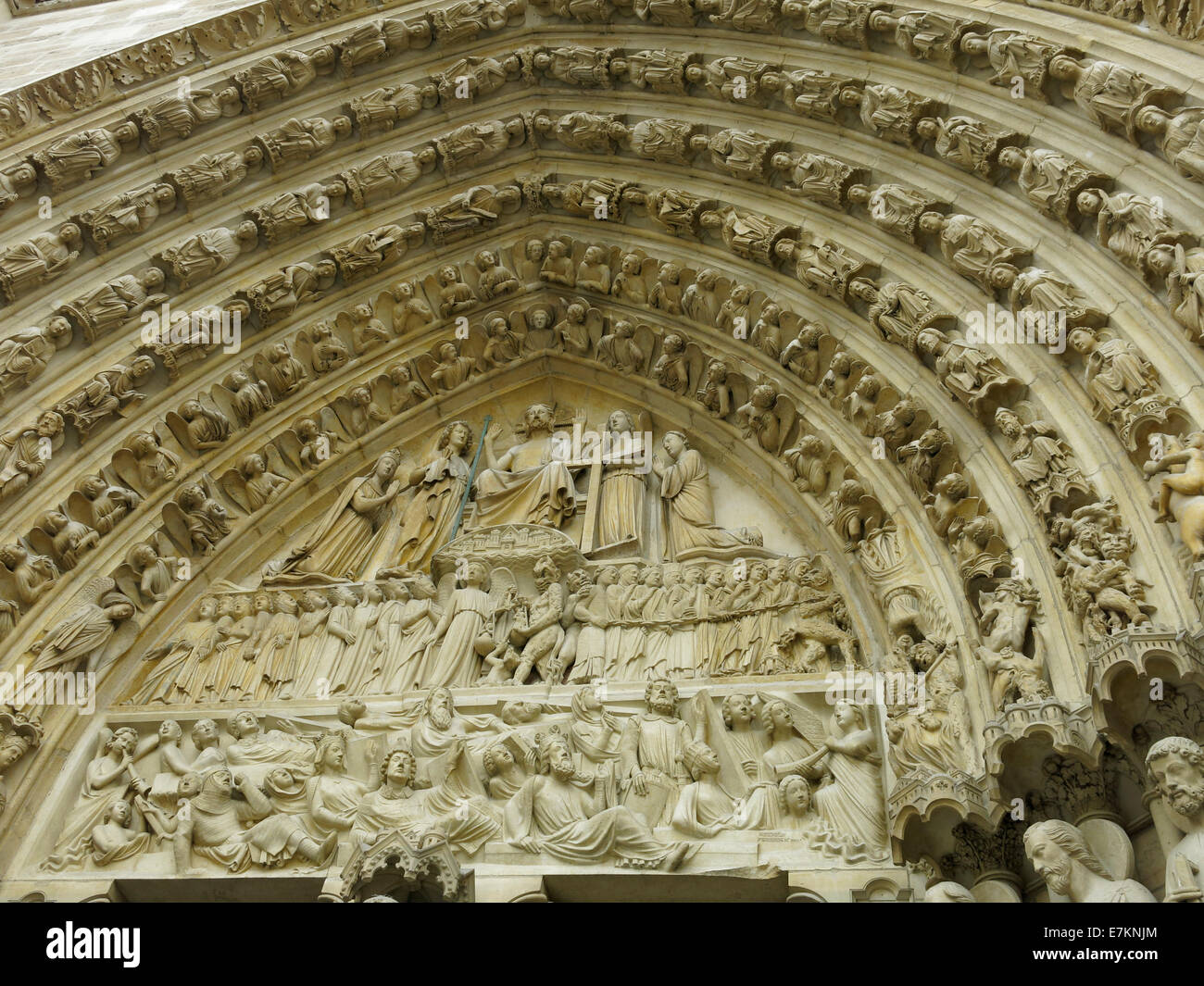 Arco decorativo su una delle porte anteriori della cattedrale di Notre Dame di Parigi. Foto Stock