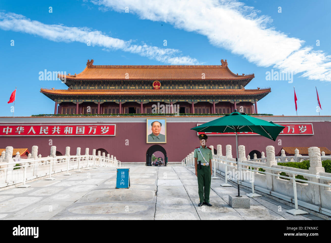 Un soldato cinese sta di guardia alla porta di Tiananmen al di fuori della Città Proibita di Pechino, Cina. Foto Stock