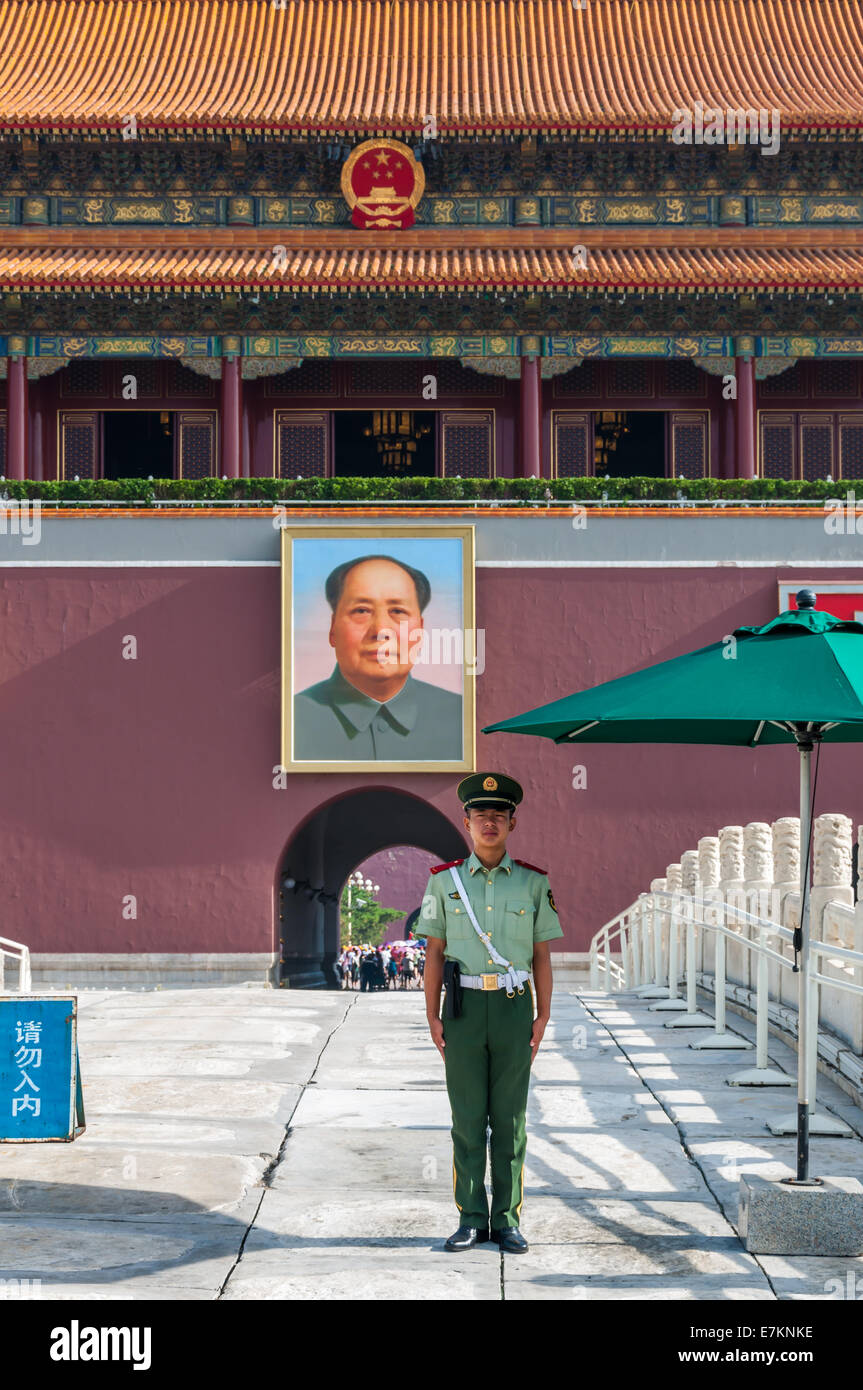 Un soldato cinese sta di guardia alla porta di Tiananmen al di fuori della Città Proibita di Pechino, Cina. Foto Stock
