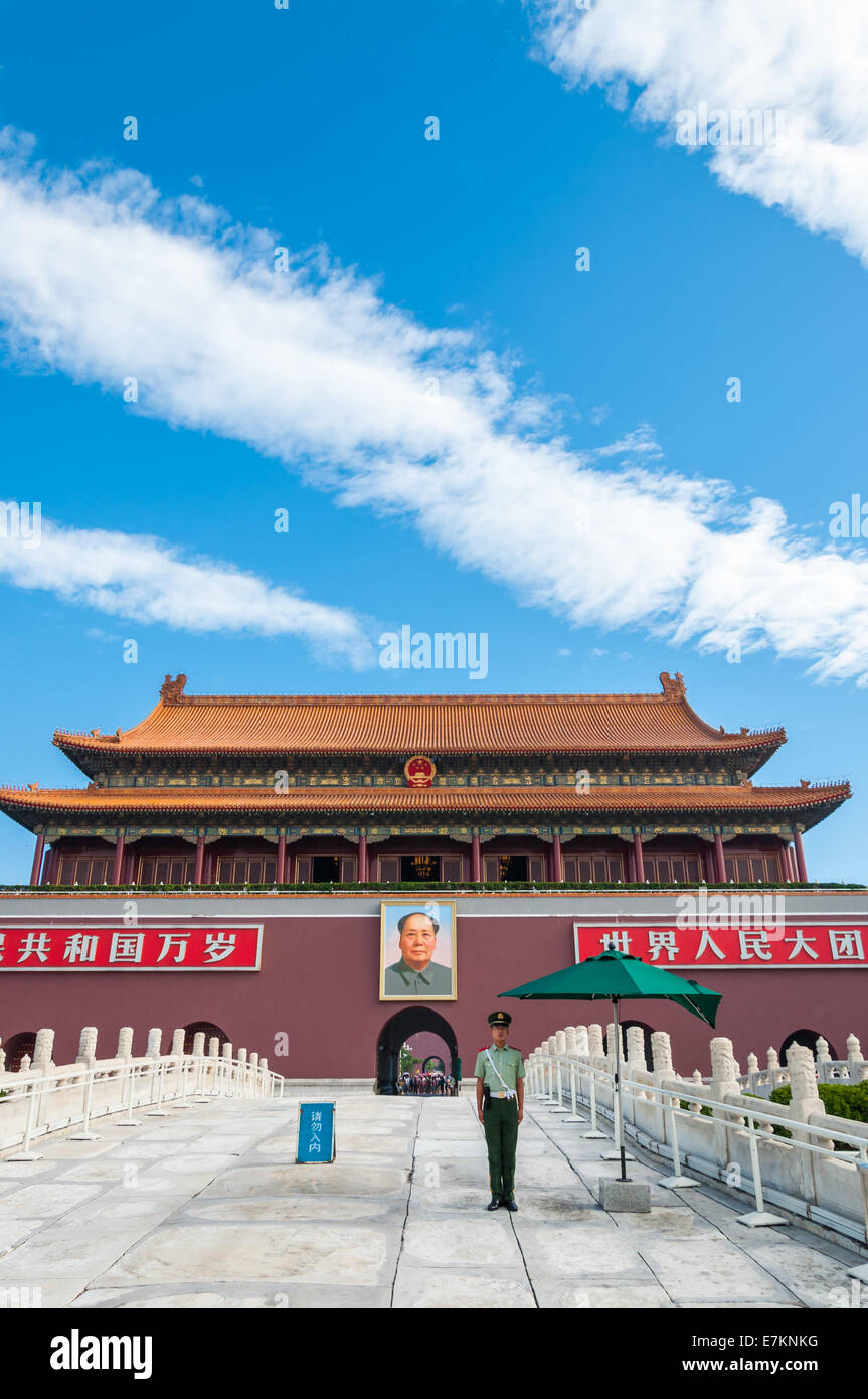 Un soldato cinese sta di guardia alla porta di Tiananmen al di fuori della Città Proibita di Pechino, Cina. Foto Stock
