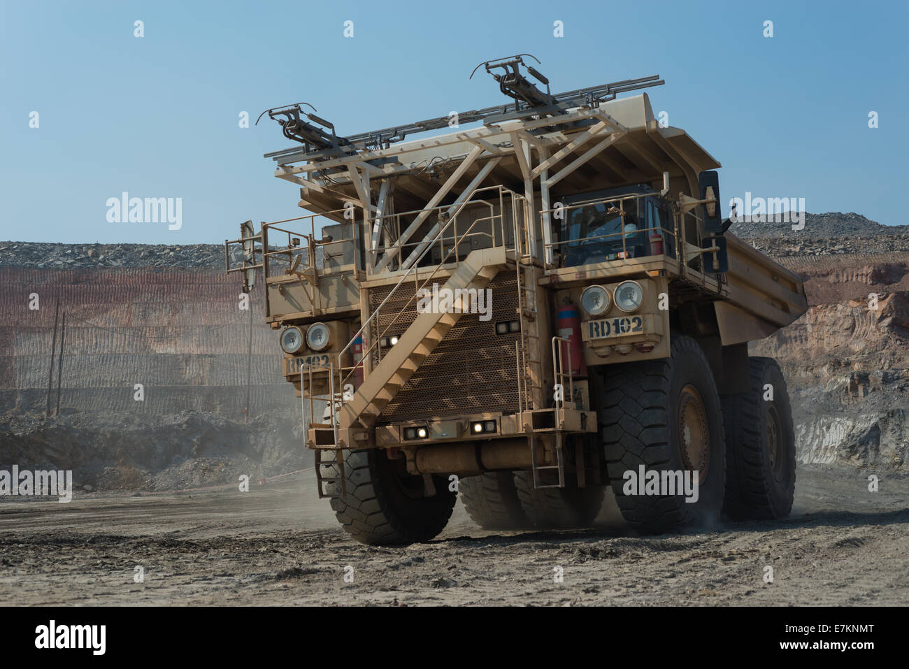 Un bianco massiccio ibrido diesel elettrico/dump Hitatchi carrello procede lungo il pavimento di un africano a cielo aperto miniera di rame. Foto Stock