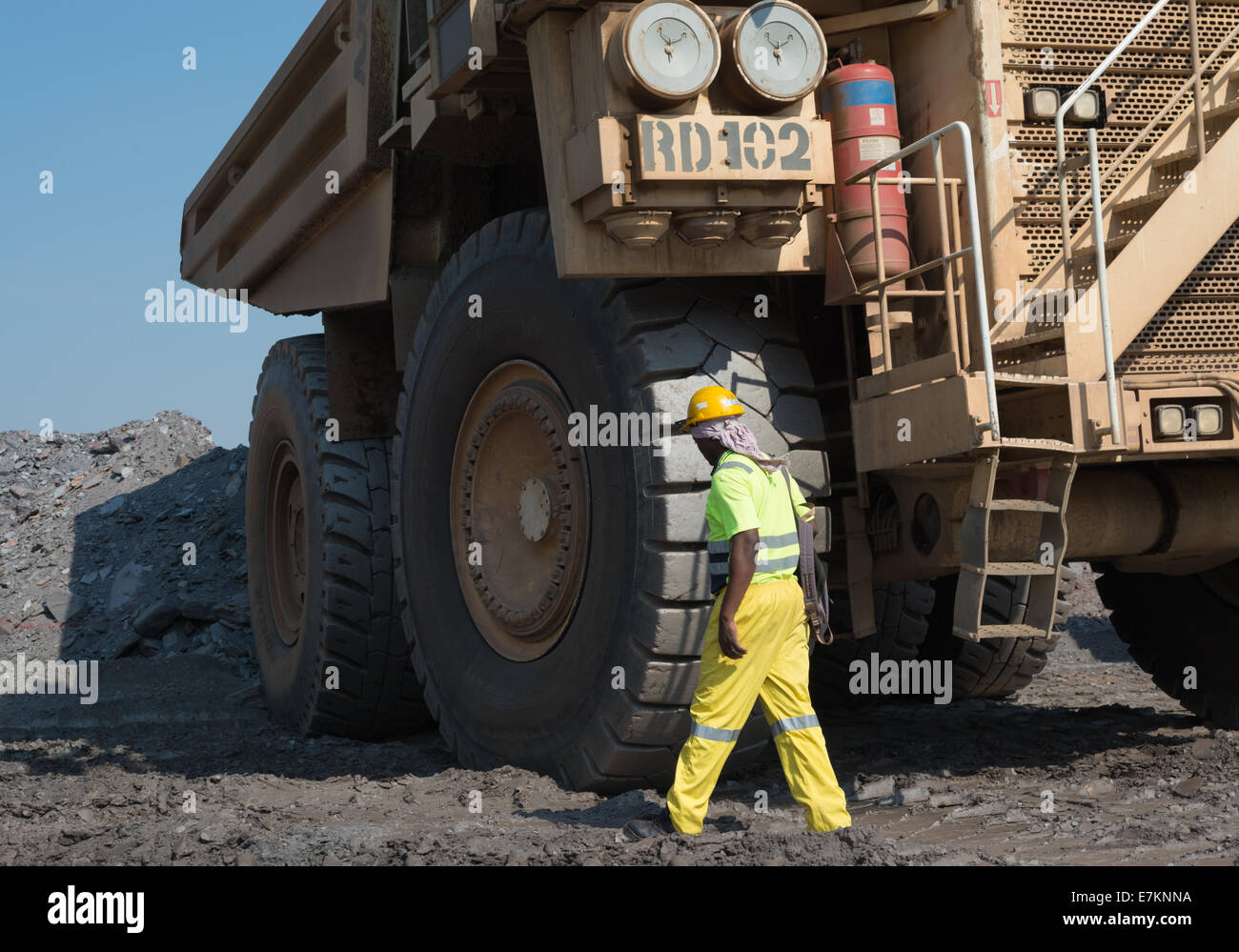 Un minatore fa un pre-avvio del controllo di un Hitatchi autocarro con pianale di scarico prima di iniziare il cambio a un grande cast aperto africano miniera di rame. Foto Stock