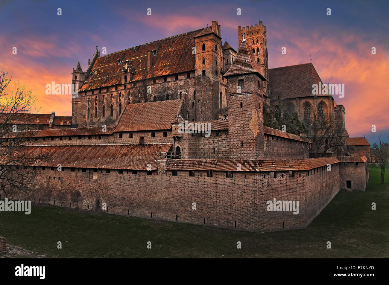 Vista del castello teutonico nella città polacca di Malbork (Marienburg). Foto Stock