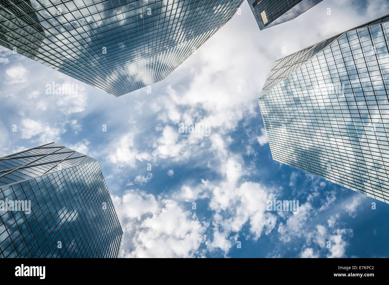 Nuvole galleggiante attraverso un cielo blu a Seoul, Corea del Sud. Foto Stock