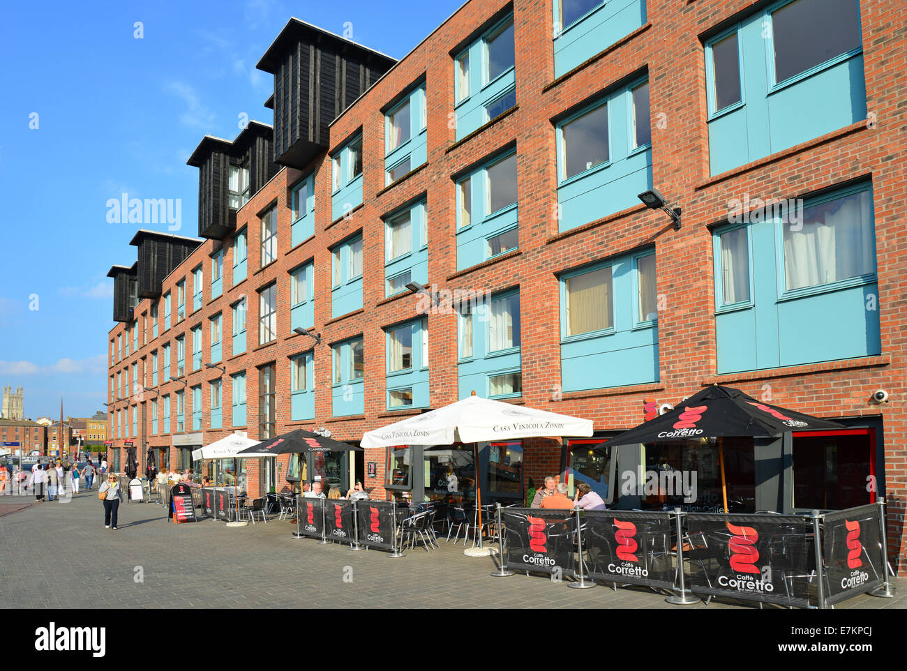 Caffe corretto sotto il moderno edificio di appartamenti, Gloucester Docks, Gloucester, Gloucestershire, England, Regno Unito Foto Stock