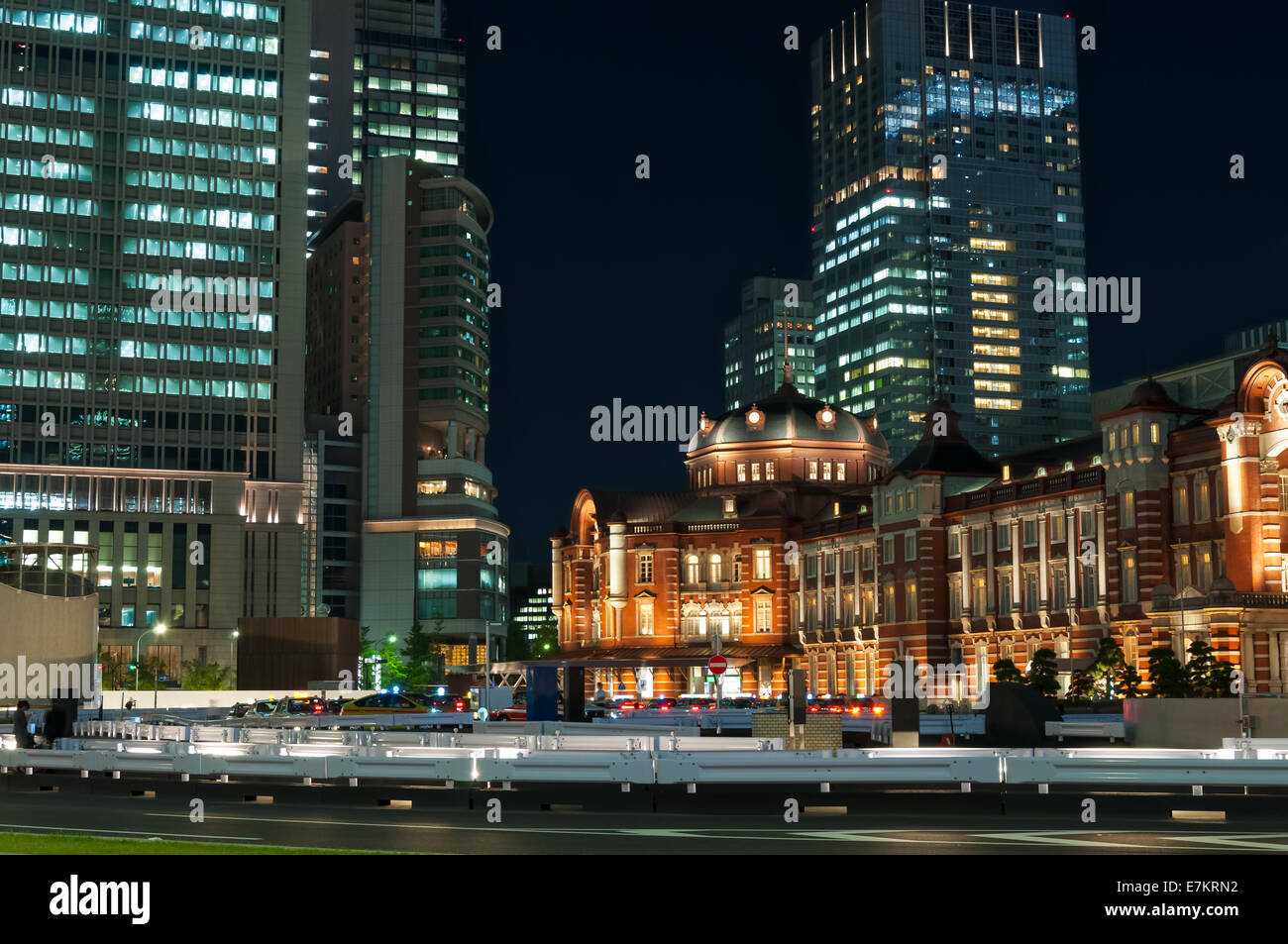 La stazione di Tokyo di notte. Foto Stock
