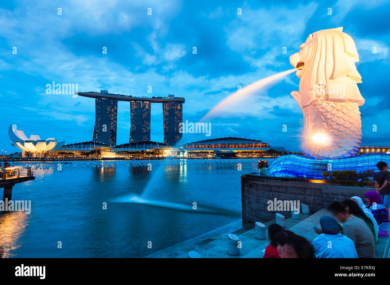 Il Merlion di Singapore illuminata di sera presto. Foto Stock