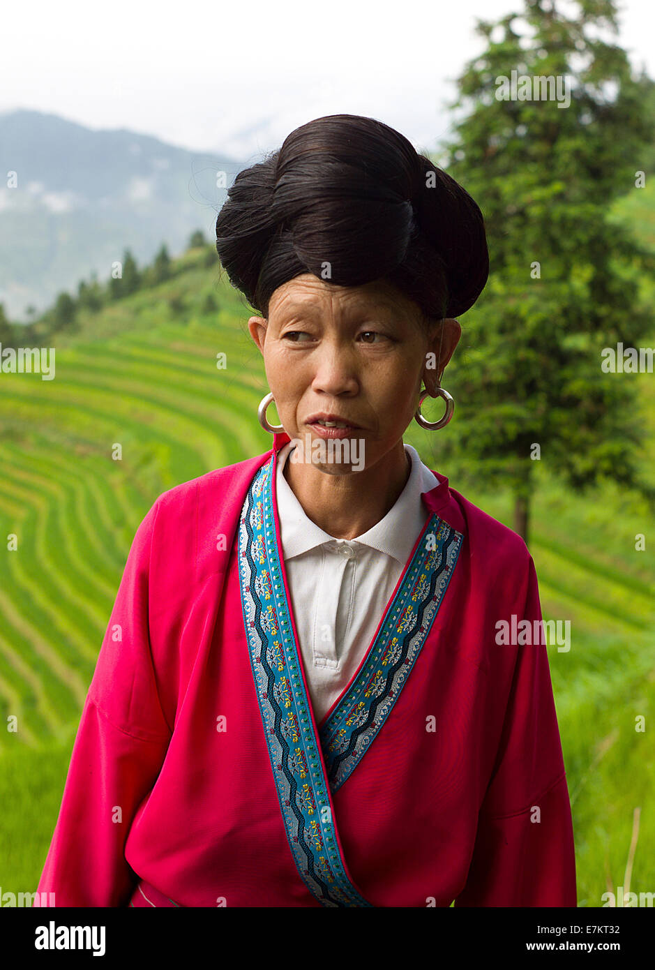 Yao donna della zona di Longji dimostrando la loro capelli lunghi. Foto Stock