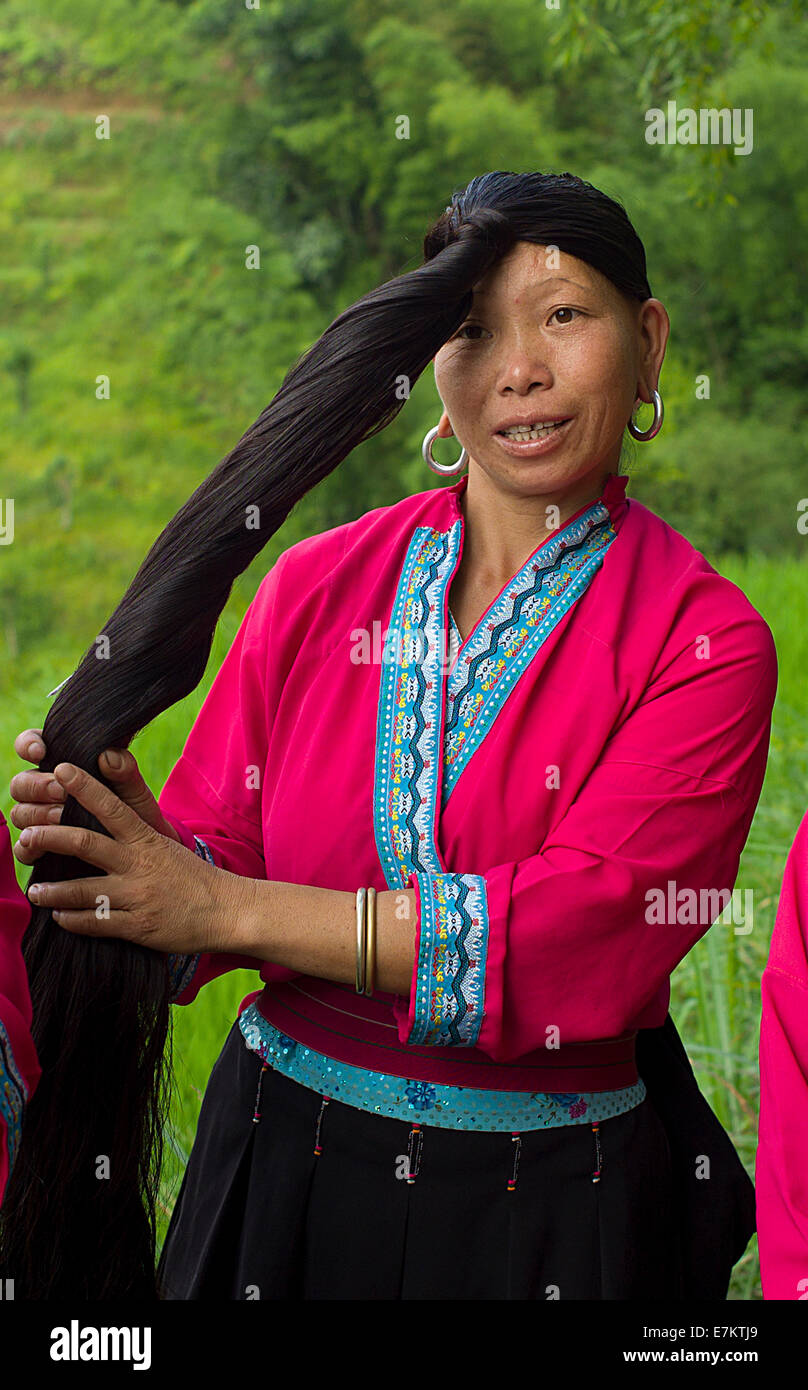 Yao donna della zona di Longji dimostrando i suoi lunghi capelli. Foto Stock