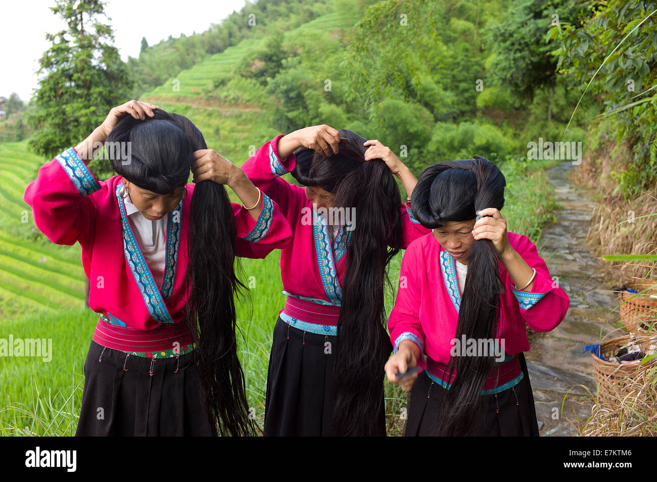 Yao donne dell area di Longji dimostrando la loro capelli lunghi. Foto Stock