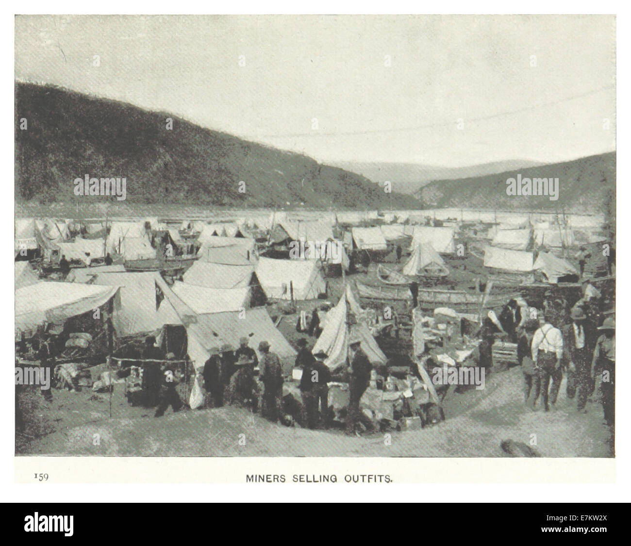 Un'illustrazione del 1899 di Hitchcock raffigurante il campo sul lungomare di Dawson, dove i minatori vendevano abiti durante l'era della corsa all'oro. L'immagine cattura la vivace vita del campo della fine del XIX secolo. Foto Stock