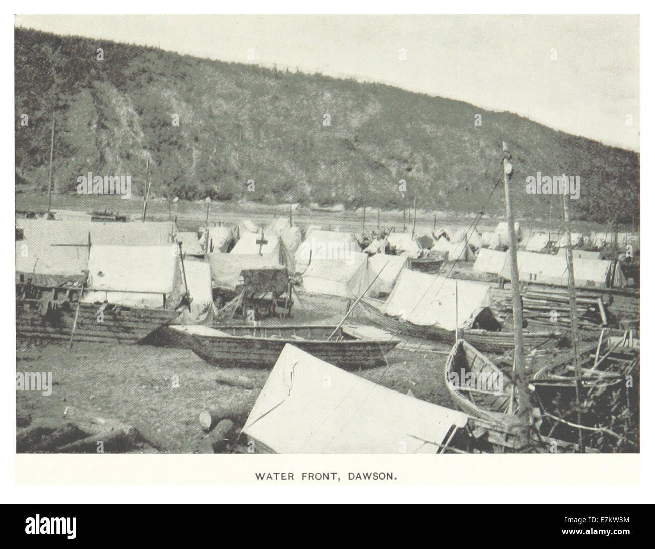 Uno schizzo del 1899 di Hitchcock raffigurante il fronte dell'acqua di Dawson, un luogo in Canada. L'illustrazione mette in evidenza le caratteristiche geografiche e gli aspetti storici dell'area del lungomare, concentrandosi probabilmente sul suo ruolo nel commercio locale o nei trasporti durante la fine del XIX secolo. Foto Stock