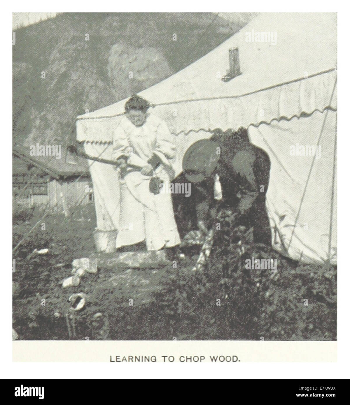 Un'illustrazione del 1899 di Hitchcock di Dawson, che impara a tagliare il legno, cattura le abilità pratiche del tempo e riflette le difficoltà della vita quotidiana negli ambienti di frontiera. Foto Stock