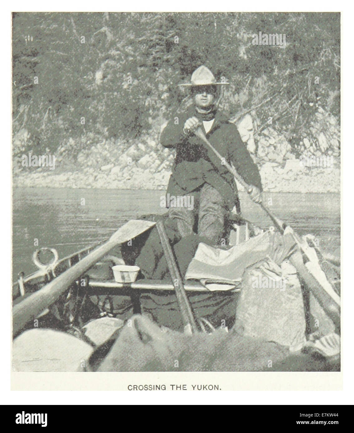 Un'illustrazione del 1899 di Hitchcock che raffigura una scena di attraversamento del fiume Yukon, catturando la natura aspra ed espansiva della regione. Foto Stock