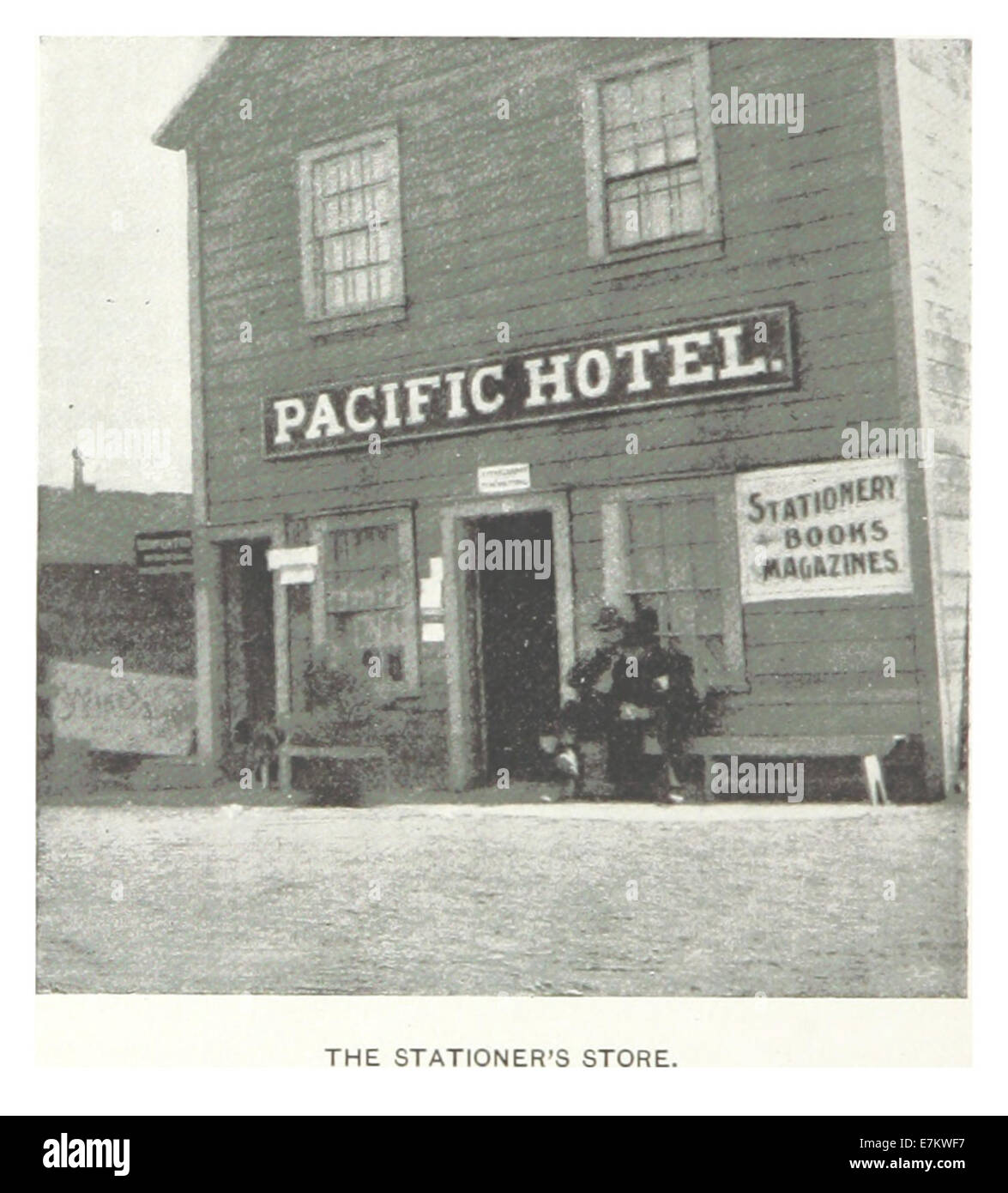 Questo schizzo del 1899 di Hitchcock raffigura Dawson, mettendo in evidenza il Pacific Hotel e il negozio Stationer's Store, punti di riferimento commerciali e sociali chiave della città, mostrando il suo ruolo nell'economia locale e nella vita della comunità nel Canada del tardo XIX secolo. Foto Stock