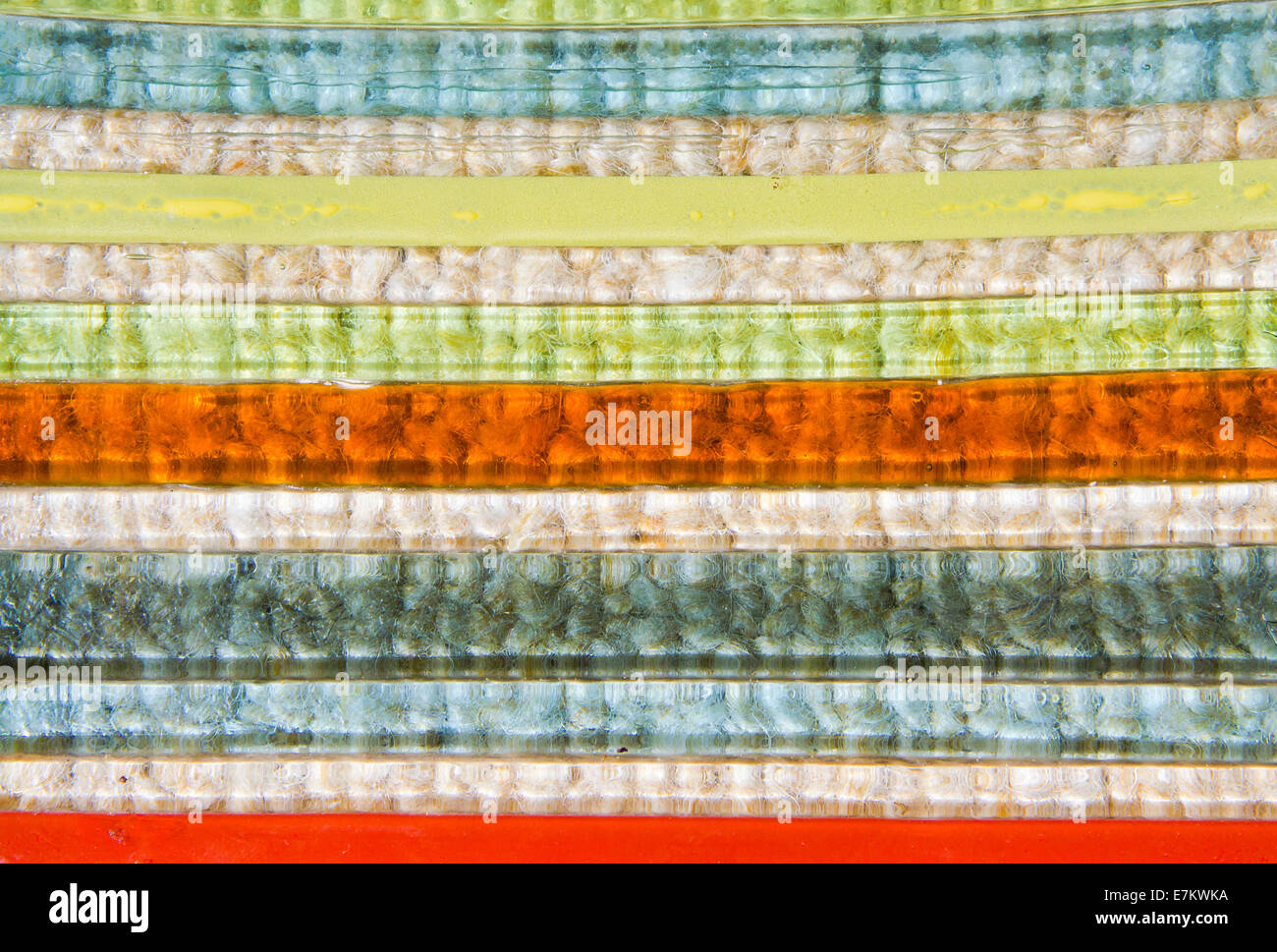 Pattern colorati in vetro macchiato sovrastante un tessuto bianco Foto Stock