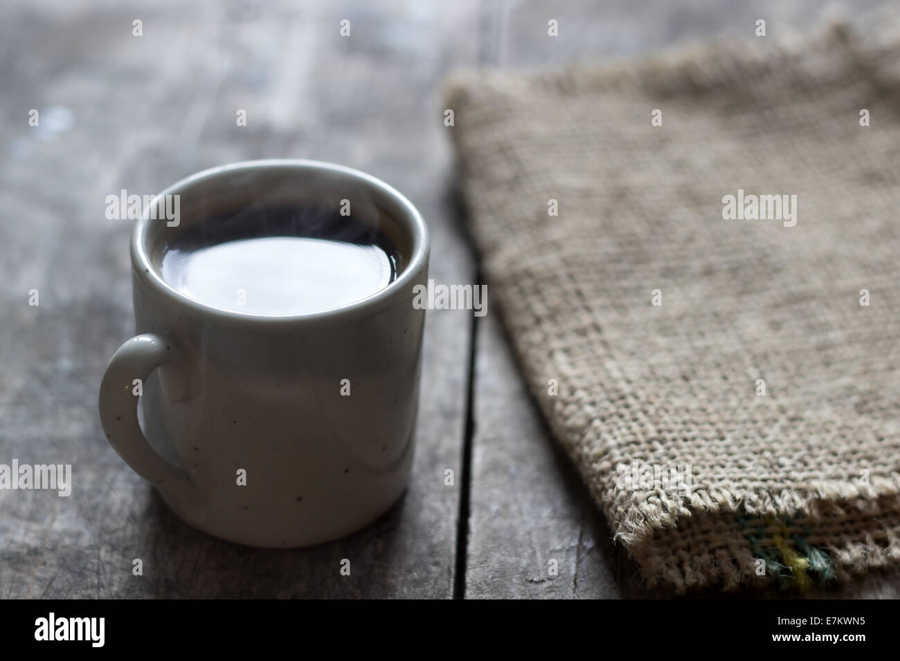 White tazza di caffè su sfondo in legno, luce naturale Foto Stock
