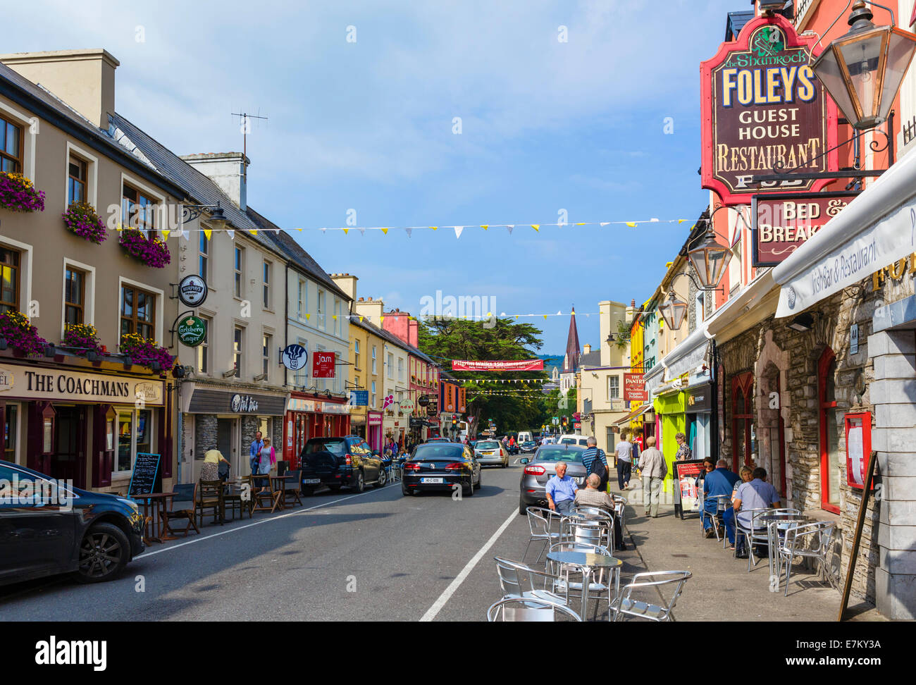 Pub, negozi, alberghi e ristoranti Henry Street, Kenmare, nella contea di Kerry, Repubblica di Irlanda Foto Stock
