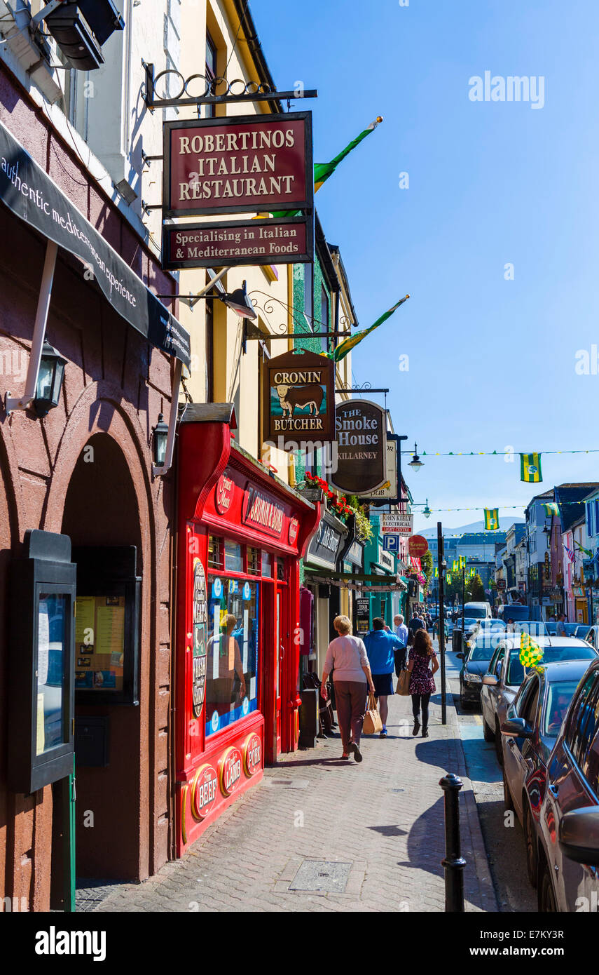 Pub, negozi e ristoranti sulla Strada Alta, Killarney, County Kerry, Repubblica di Irlanda Foto Stock
