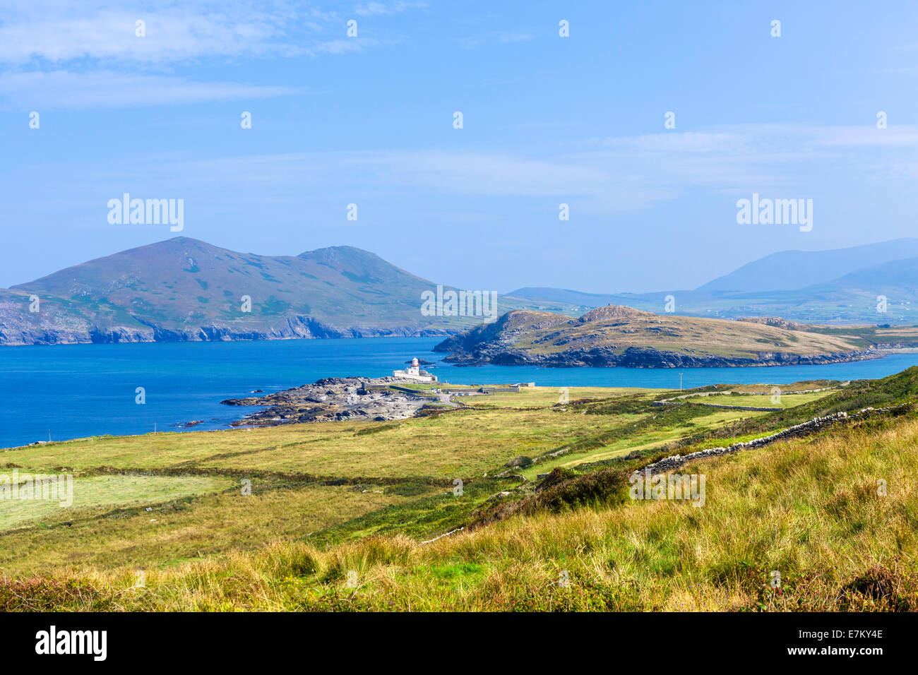 Vista su Valentia faro sul lato occidentale dell' isola Valentia, nella contea di Kerry, Repubblica di Irlanda Foto Stock