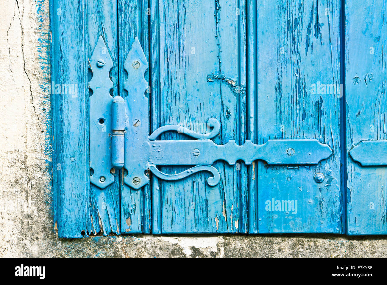 Cerniera decorativo su un vecchio blu nella finestra di legno otturatore Foto Stock