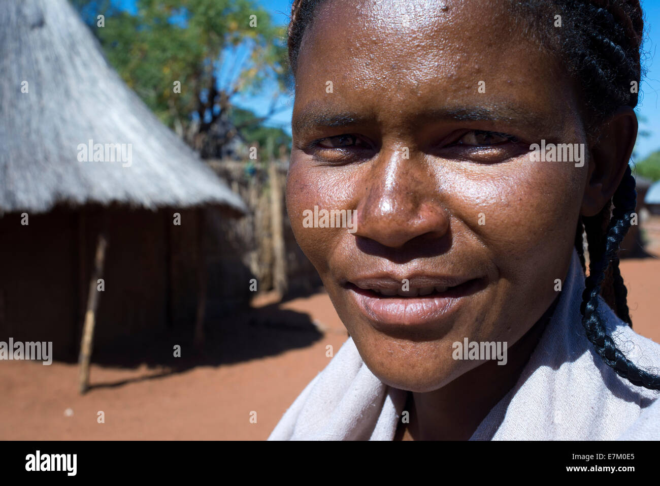 Una delle ragazze guida del villaggio Mukuni. Villaggio Mukuni - un'esperienza culturale unica che offre al visitatore una panoramica in m Foto Stock