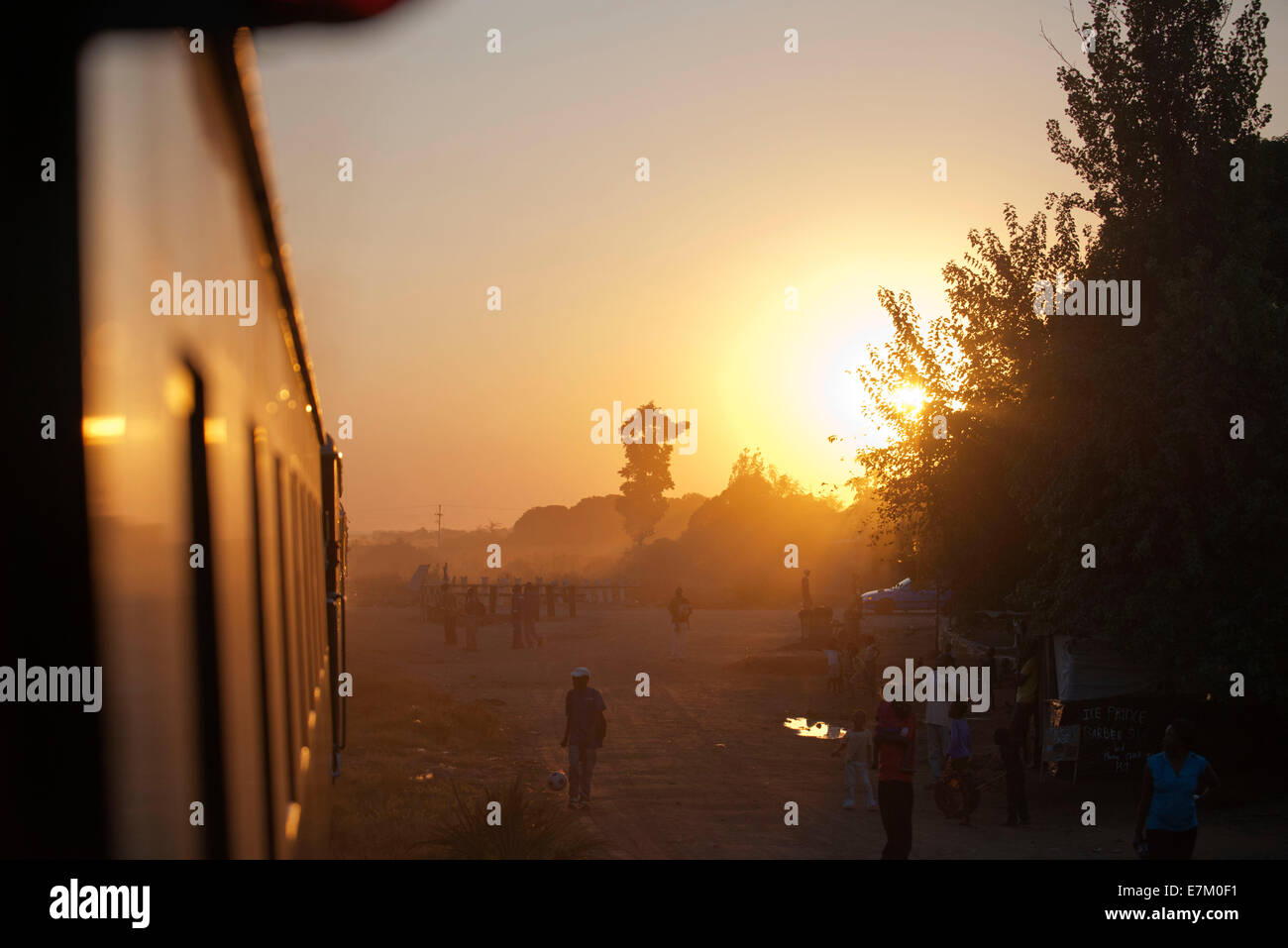 Tramonto nella Royal Livingstone Express treno di lusso. La locomotiva a vapore, 156 è un decimo di classe originariamente appartenenti al Zamb Foto Stock