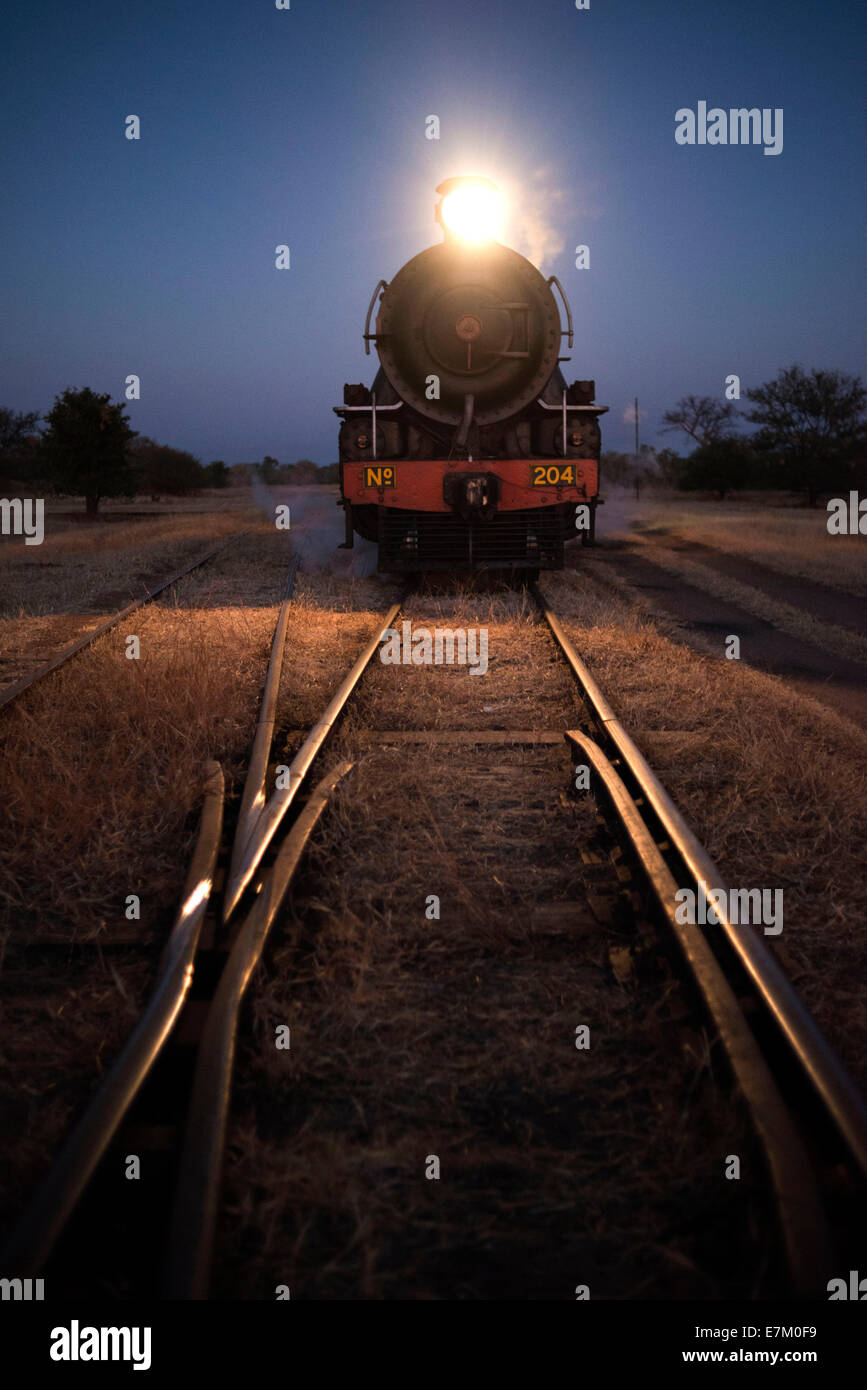 Livingstone Express treno di lusso di notte. Raccolti dal Royal Livingstone Hotel gli ospiti a bordo del immacolata prima annata Foto Stock