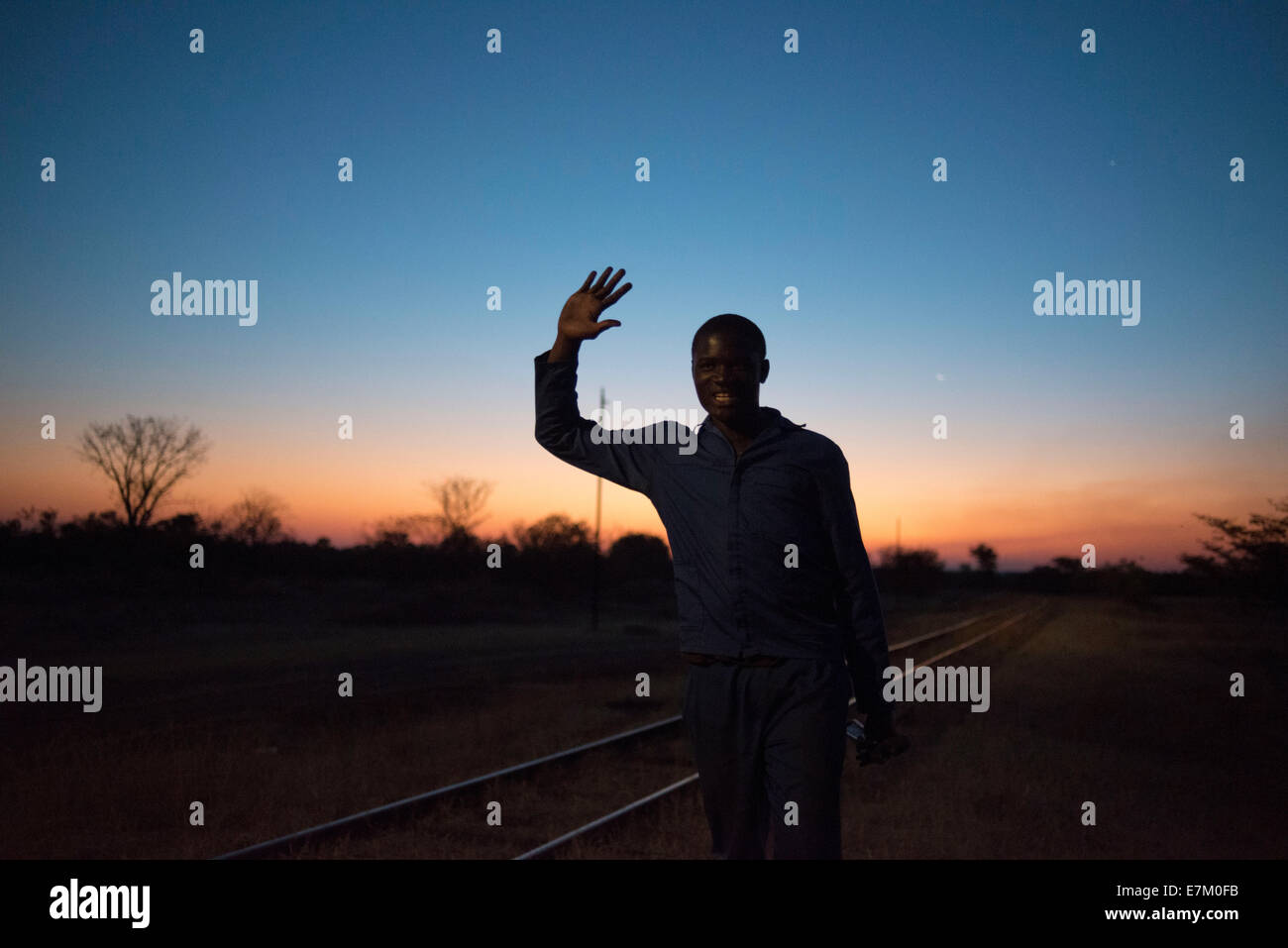 Gli uomini neri dire addio a Livingstone Express treno di lusso. Il Royal Livingstone Express è un treno a vapore costruito negli anni Venti del Novecento wi Foto Stock