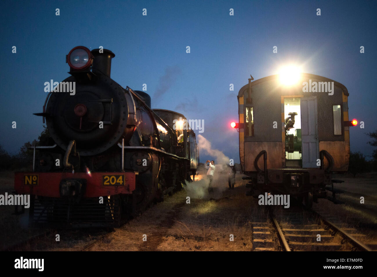 Livingstone Express treno di lusso di notte. Raccolti dal Royal Livingstone Hotel gli ospiti a bordo del immacolata prima annata Foto Stock