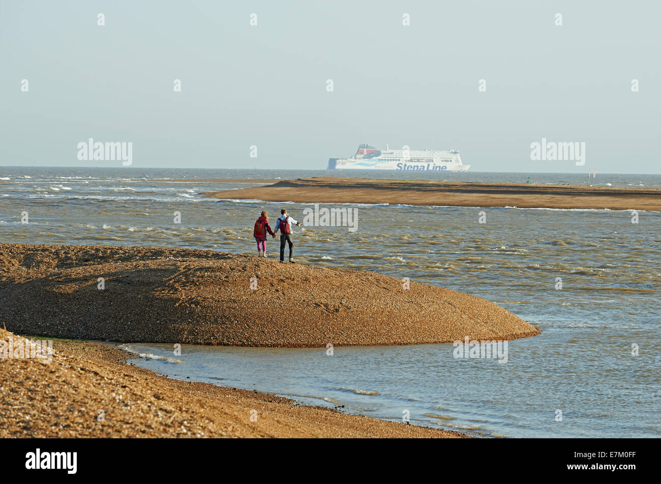 Coppia sulla spiaggia traghetto Bawdsey Suffolk REGNO UNITO Foto Stock