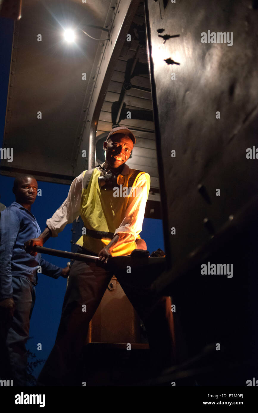 Uno dei ferrovieri di Livingstone Express treno lusso antracite alimentazione locomotiva del treno. Il Royal Livingstone Exp Foto Stock