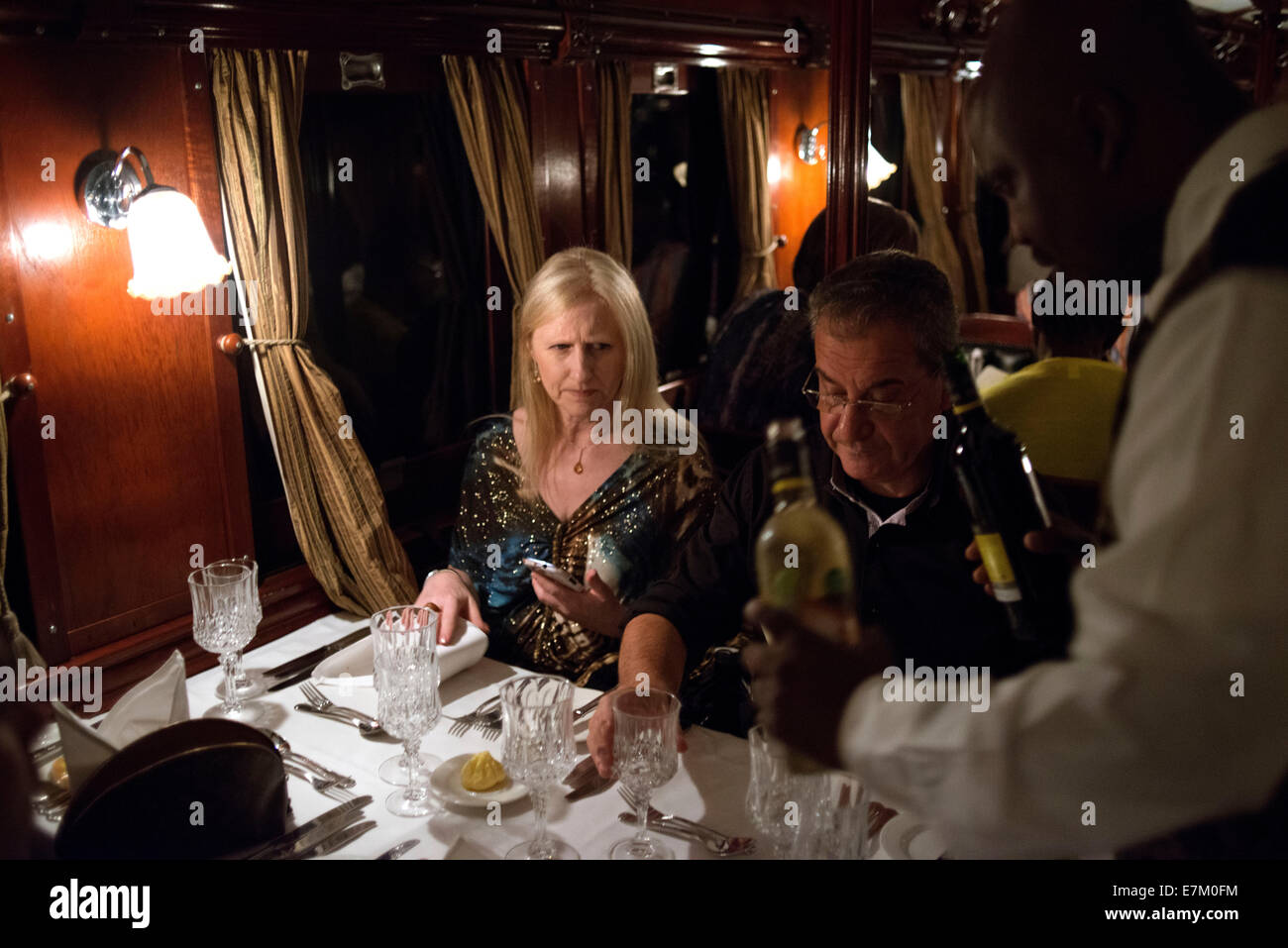 All'interno del ristorante carrozza ferroviaria del Royal Livingstone Express treno di lusso. L'atmosfera della sala da pranzo offre trasporto mor Foto Stock