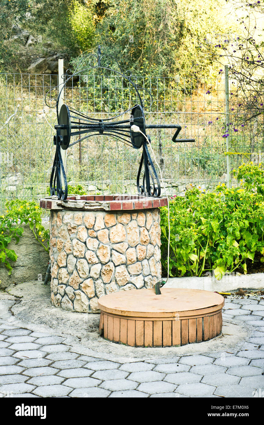 Un pozzo in pietra in un villaggio in Grecia Foto Stock