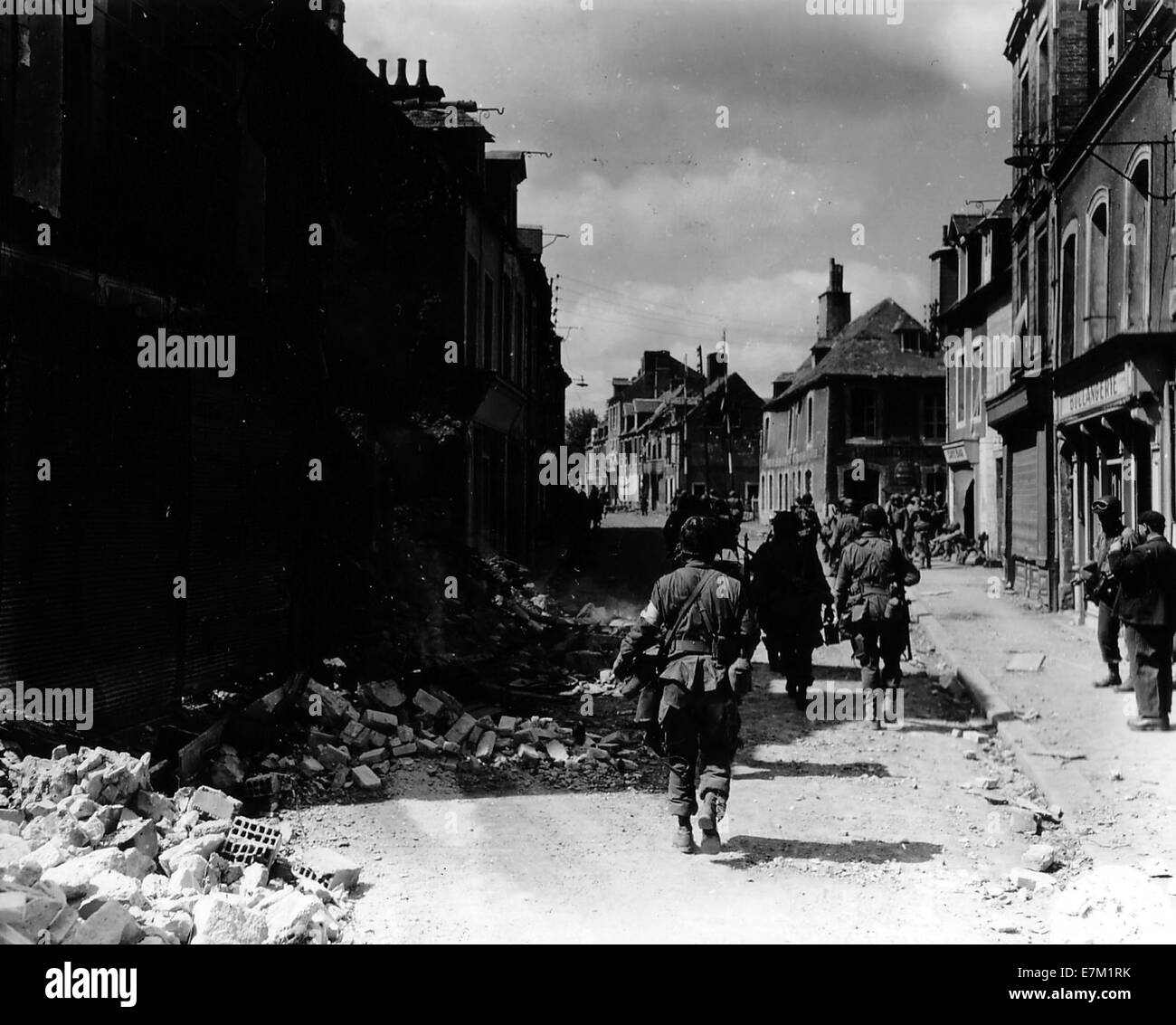 Gli americani pattugliano le strade di Carentan Foto Stock