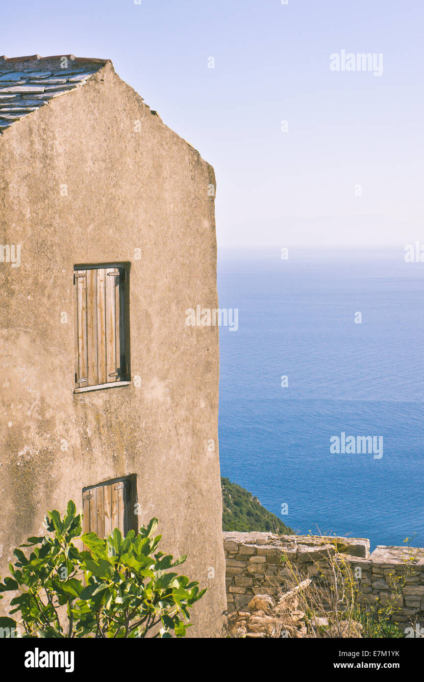 Bordo di una vecchia casa in Grecia con il mare in background Foto Stock